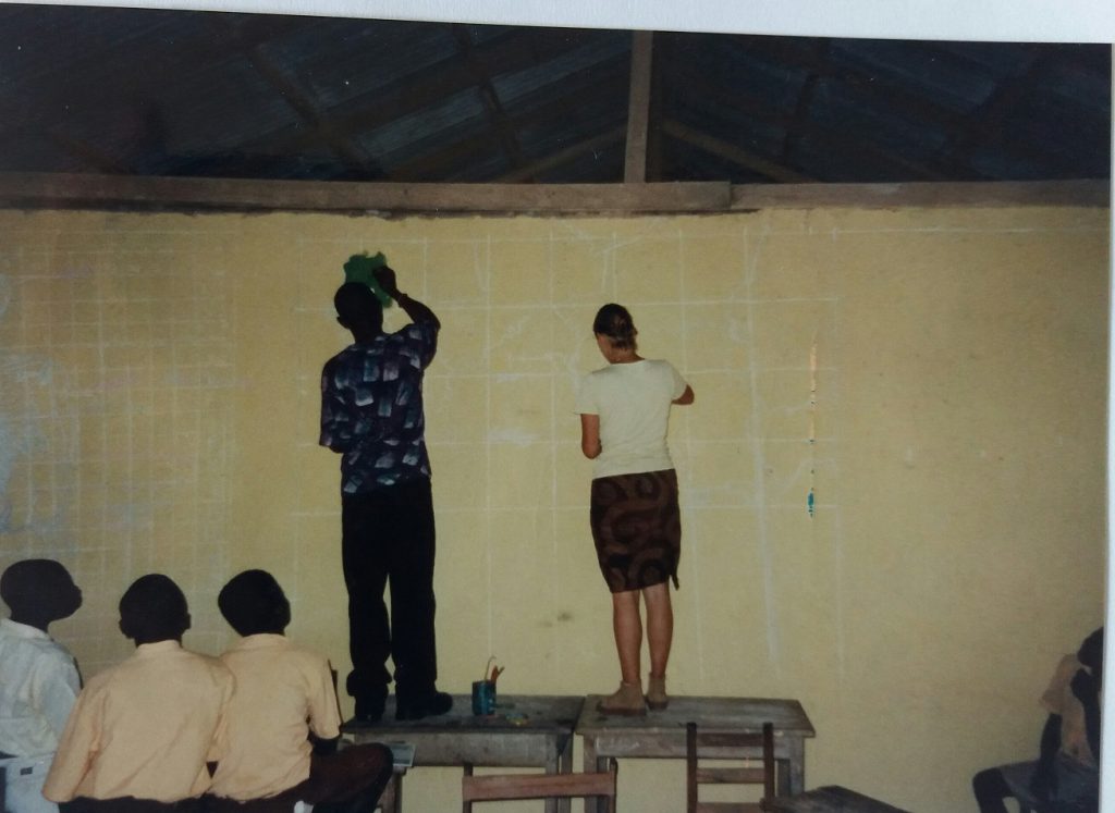 een wereldkaart schilderen in een Afrikaanse school